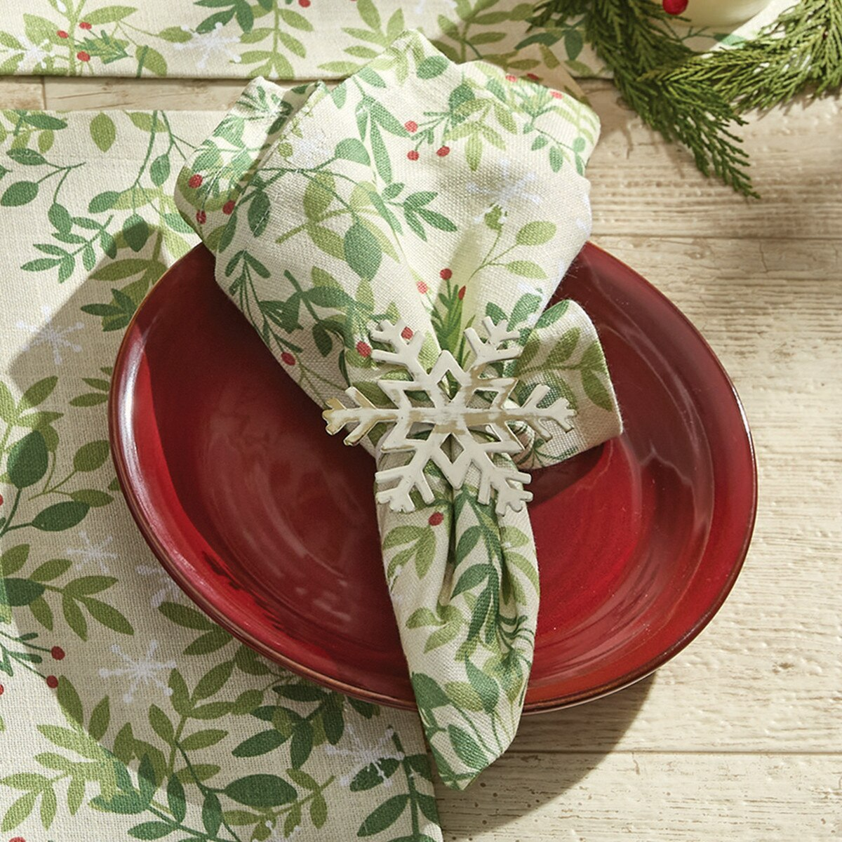 NAPKIN SNOWFLAKES AND BERRIES